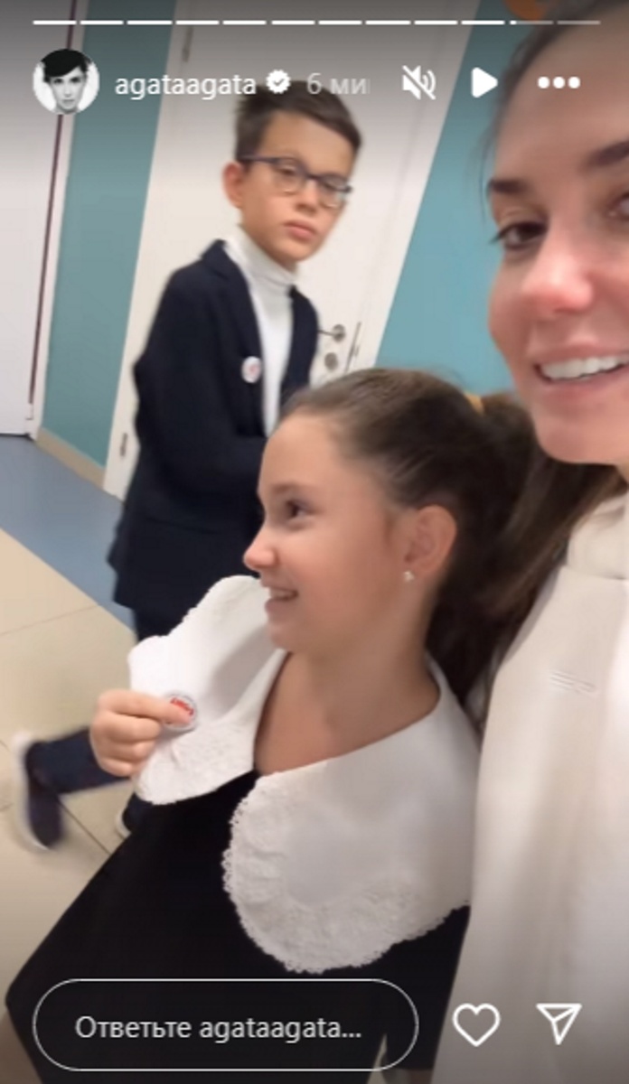 Агата Муцениеце приехала в школу к дочке Мие. Фото: соцсети