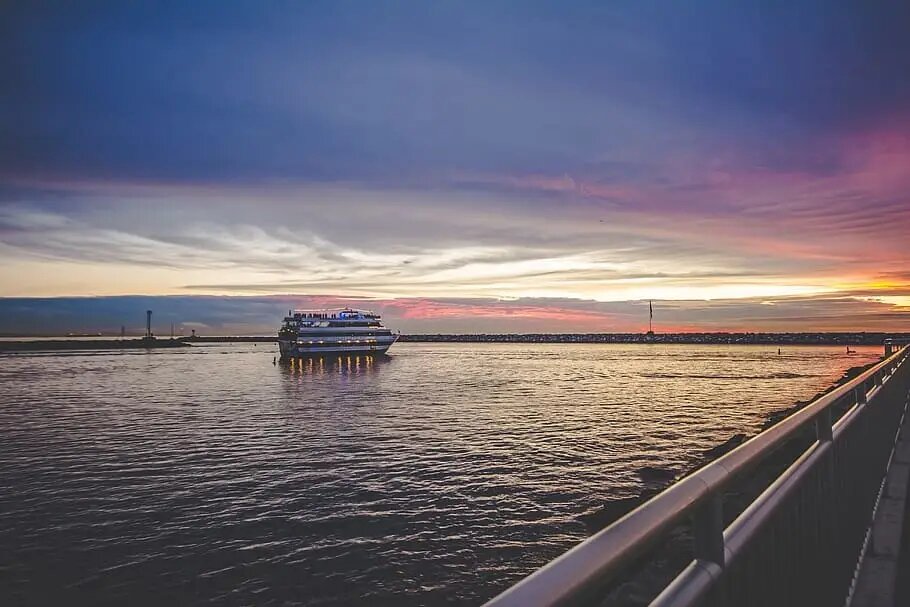     Круизный лайнер на закате. © piqsels.com