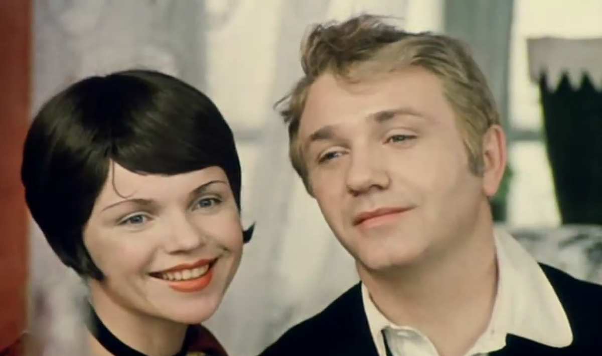 Молодожены Катя и Володя. Кадр из фильма "Не может быть" режиссера Леонида Гайдая