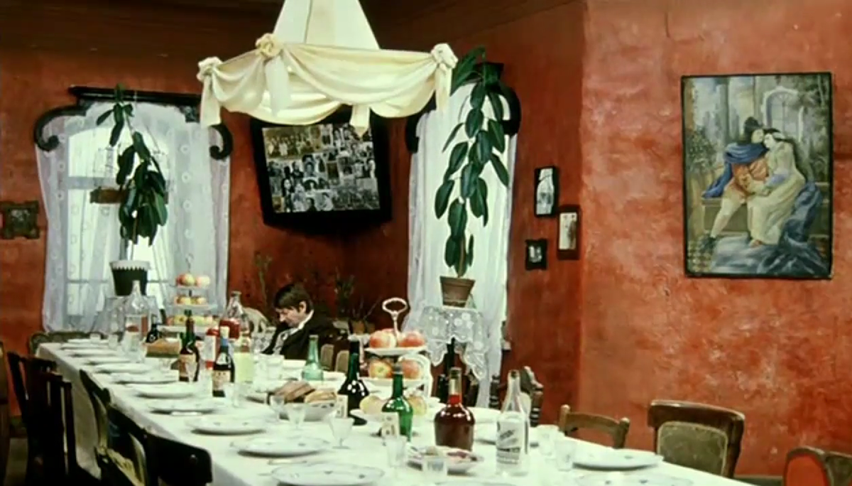 Батарея спиртных напитков. Кадр из комедии режиссера Леонида Гайдая "Не может быть"