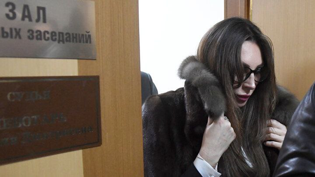 Отвертелась