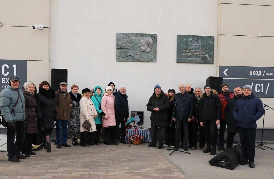    Памятная доска на Дворце Спорта открыта. Фото: Андрей Карачев