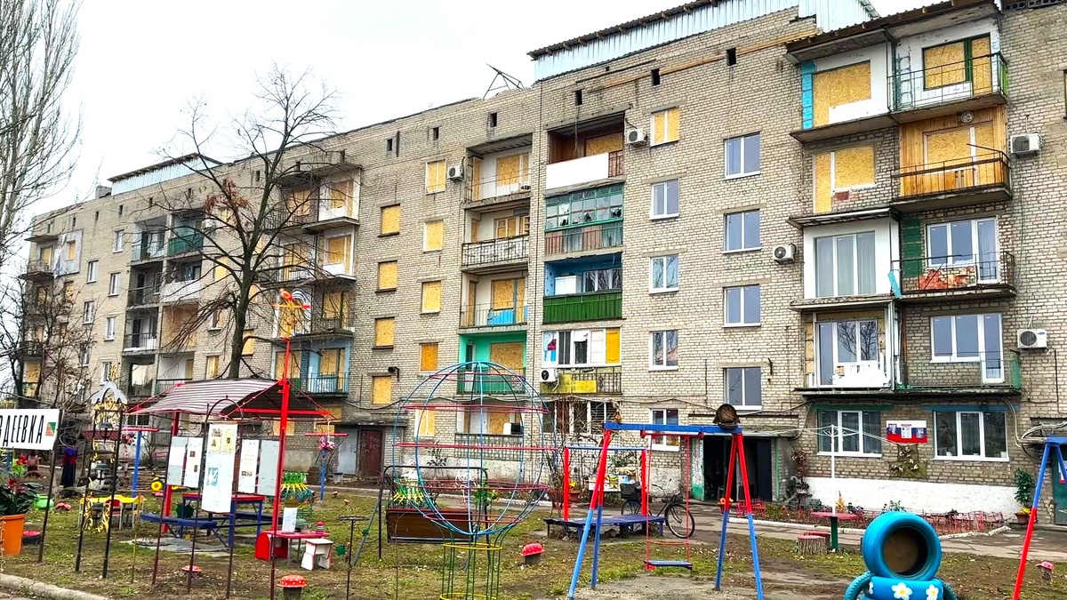    В тепле и со светом: югорчане подготовили чудом уцелевший дом Авдеевки к зиме