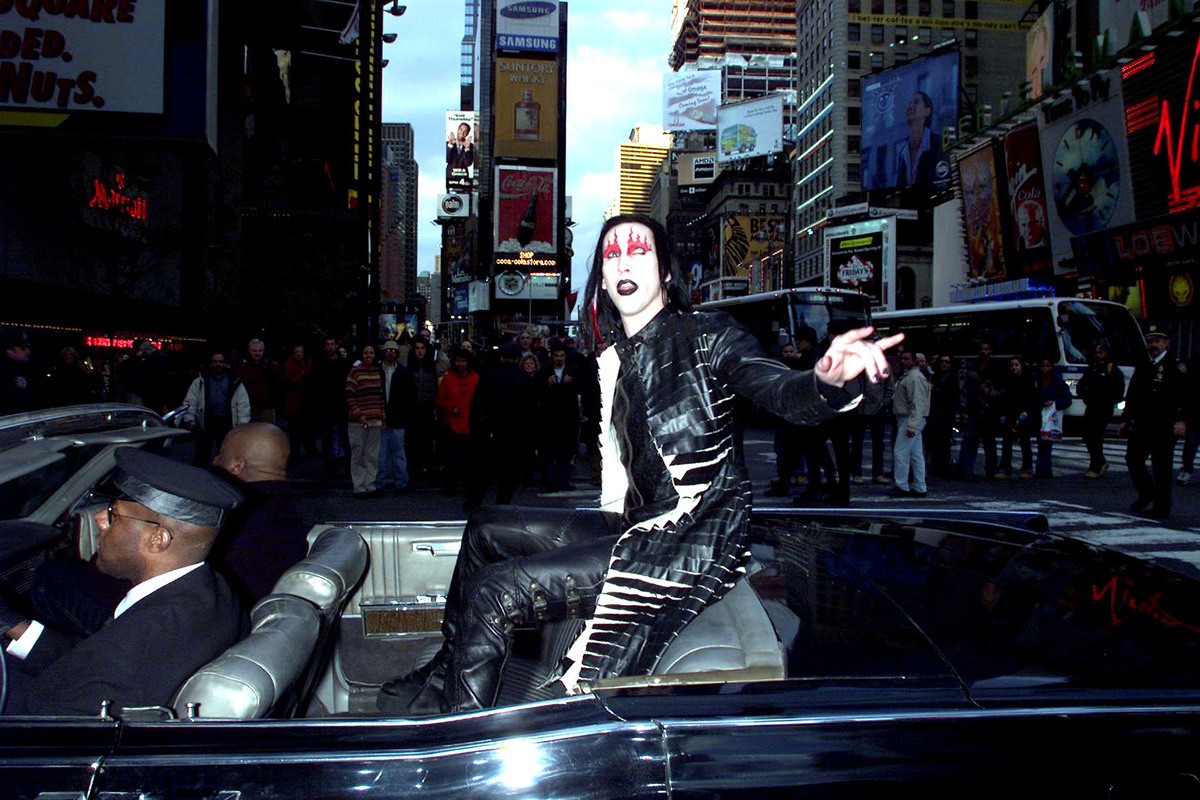    Мэрилин Мэнсон перед презентацией новой музыки в студии MTV, Нью-Йорк, ноябрь 2000 года
