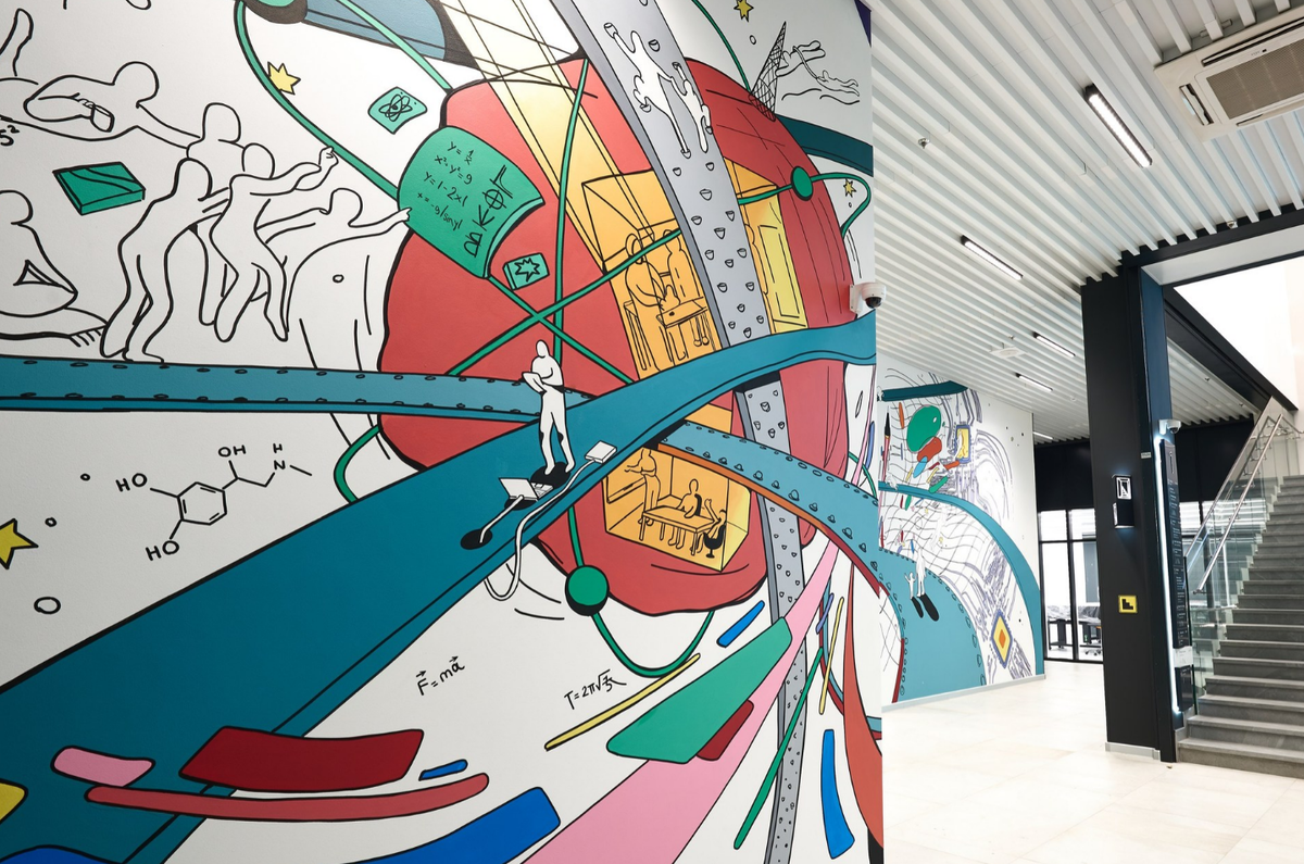 Нанесенные на стены входной группы муралы, автор Полина Усанова