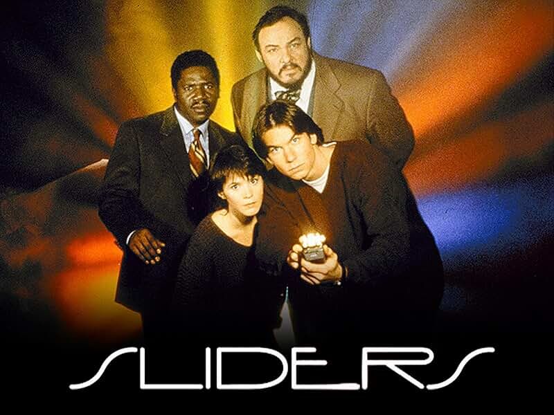 «Скользя́щие» (англ. Sliders 1995 – 2000 5 сезонов 88 серий) Жанры: научная фантастика, альтернативная история; Страна: США; В главных ролях	Джерри О'Коннелл, Джон Рис-Дэвис, Сабрина Ллойд, Клеавант Деррикс, Кэри Вюрер, Чарли О’Коннелл, Роберт Флойд, Темби Лок