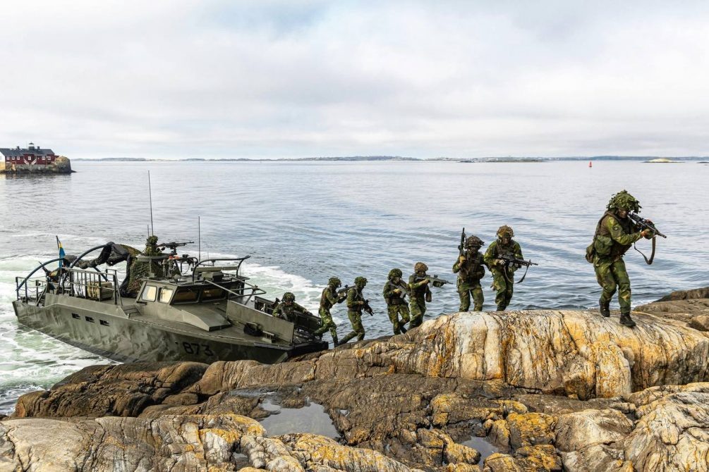    В планах НАТО - оккупировать Украину под видом миротворцев. В операции примут участие Румыния, Польша, Германия и Британия. В страну зайдет около 100 тыс. военных.