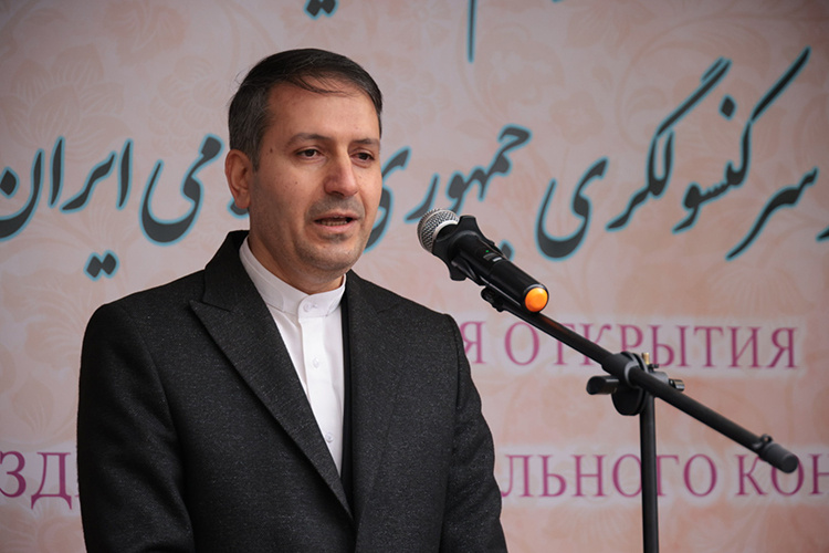    Хозяин мероприятия, генеральный консул Ирана в Казани Давуд Мирзахани, приехал незадолго до начала церемонии.   
Фото: Сергей Елагин