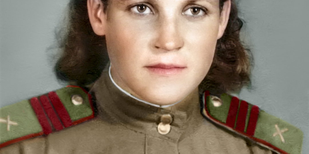 Под сильными разрывами бомб и снарядов она восстановила линию связи. Подвиг сержанта Валентины Кузюро