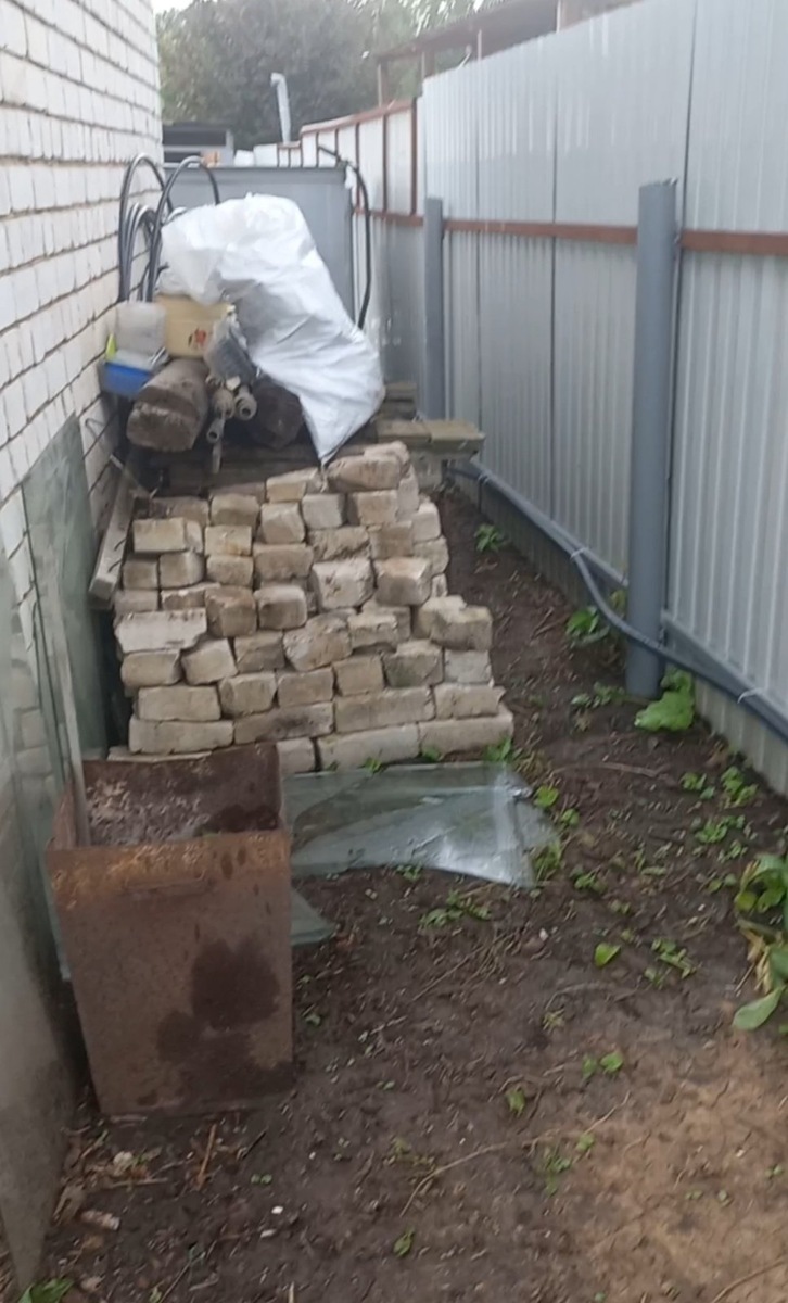 Хлам аккуратно сложили. Не сразу легко со всем расстаться...