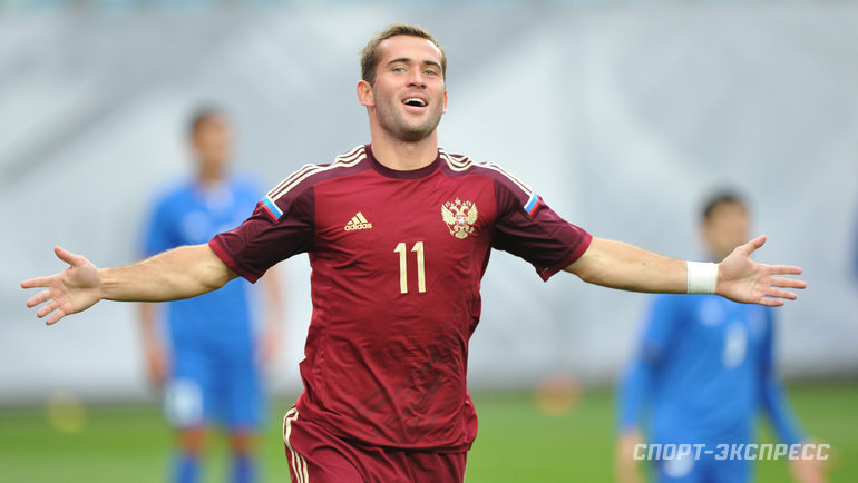    Форвард сборной России Александр Кержаков.Александр Федоров