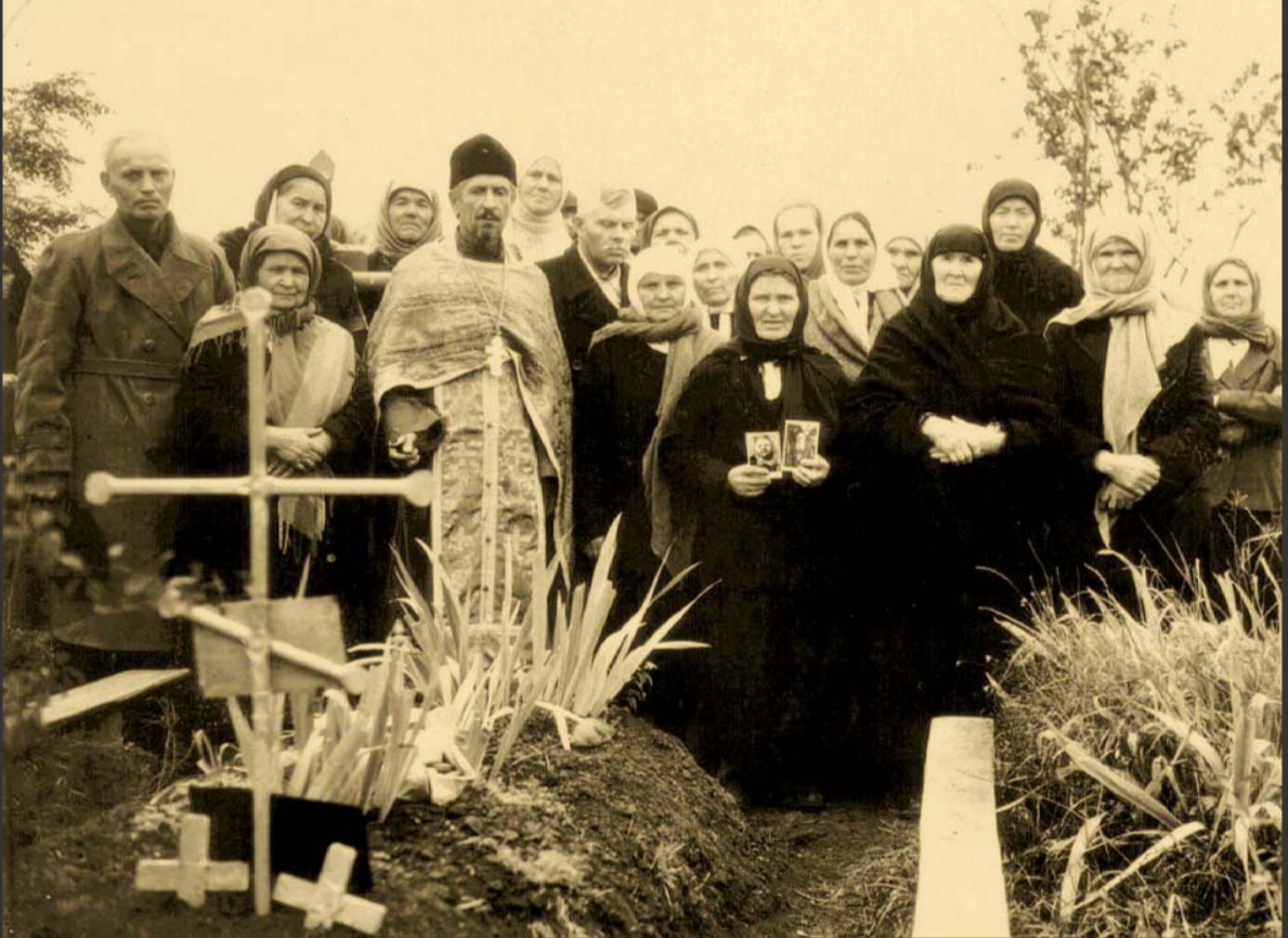 Георгиевские верующие на могилике старицы