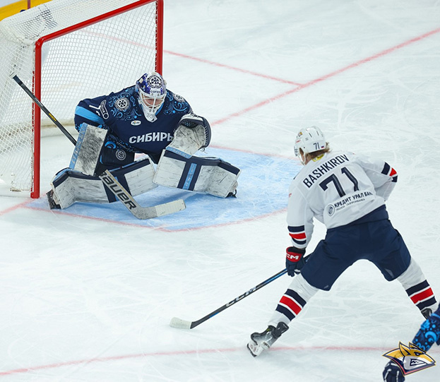    Нападающий «Металлурга» Данил Башкиров забивает гол в ворота «Сибири» (3:1).ХК «Металлург»