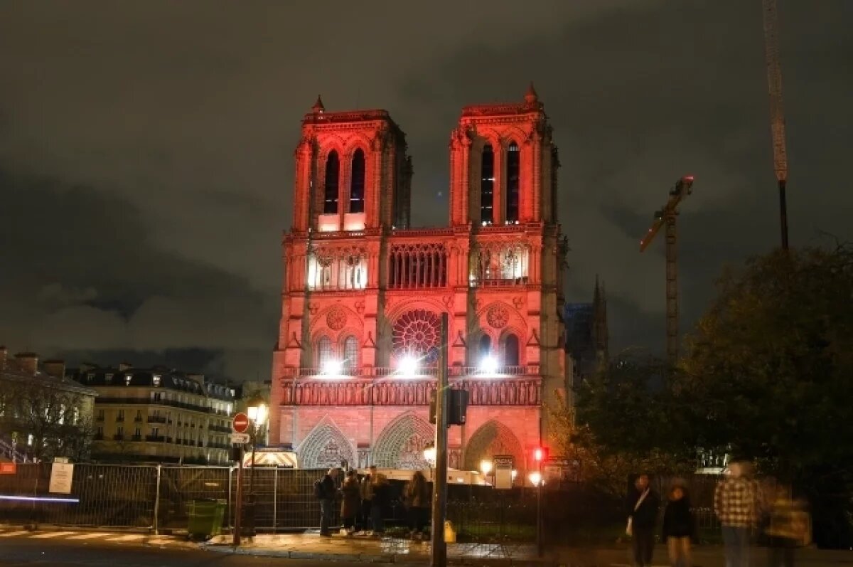    Макрон проверил готовность Собора Нотр-Дам перед открытием после пожара
