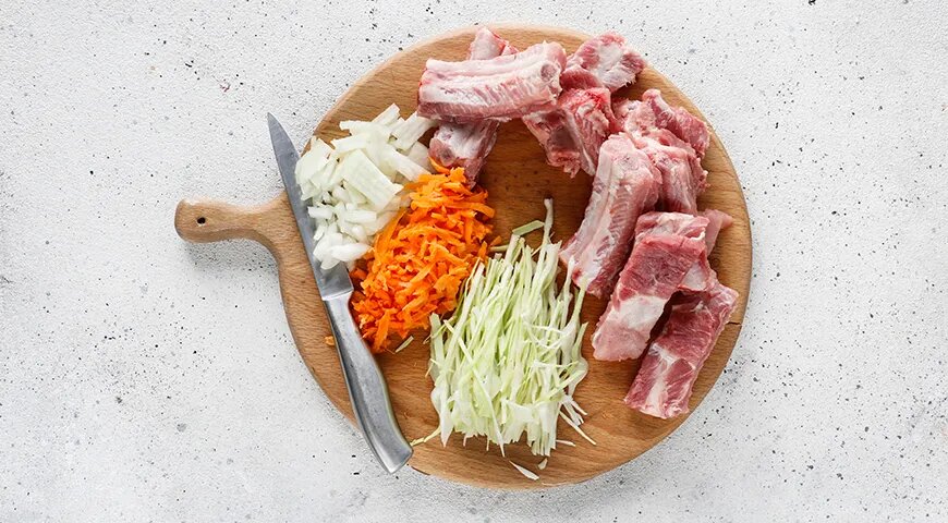   Свиные ребрышки с капустой, тушенные на сковороде (gastronom.ru)