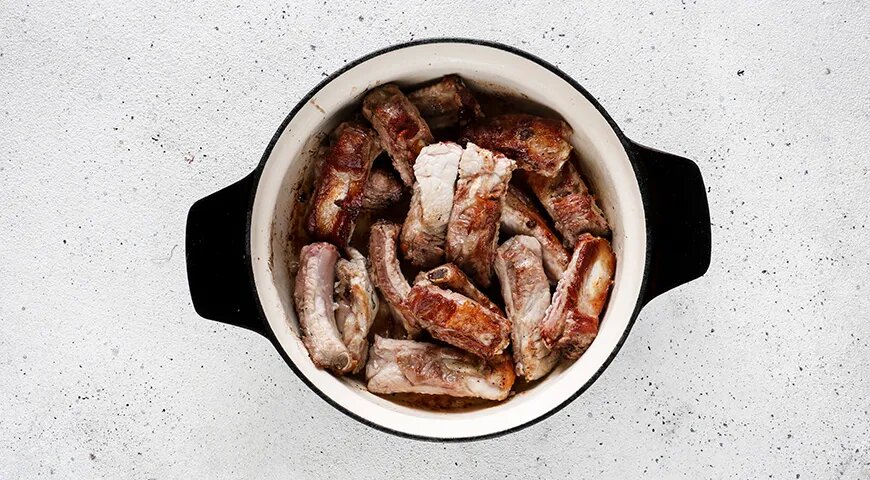   Свиные ребрышки с капустой, тушенные на сковороде (gastronom.ru)