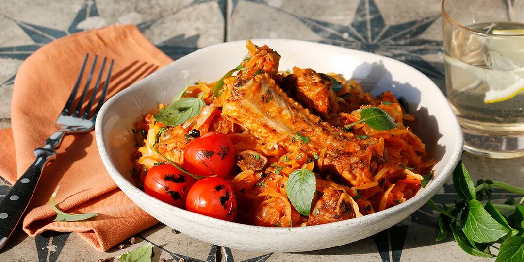 Свиные ребрышки с капустой, тушенные на сковороде, пошаговый рецепт с фото на 656 ккал