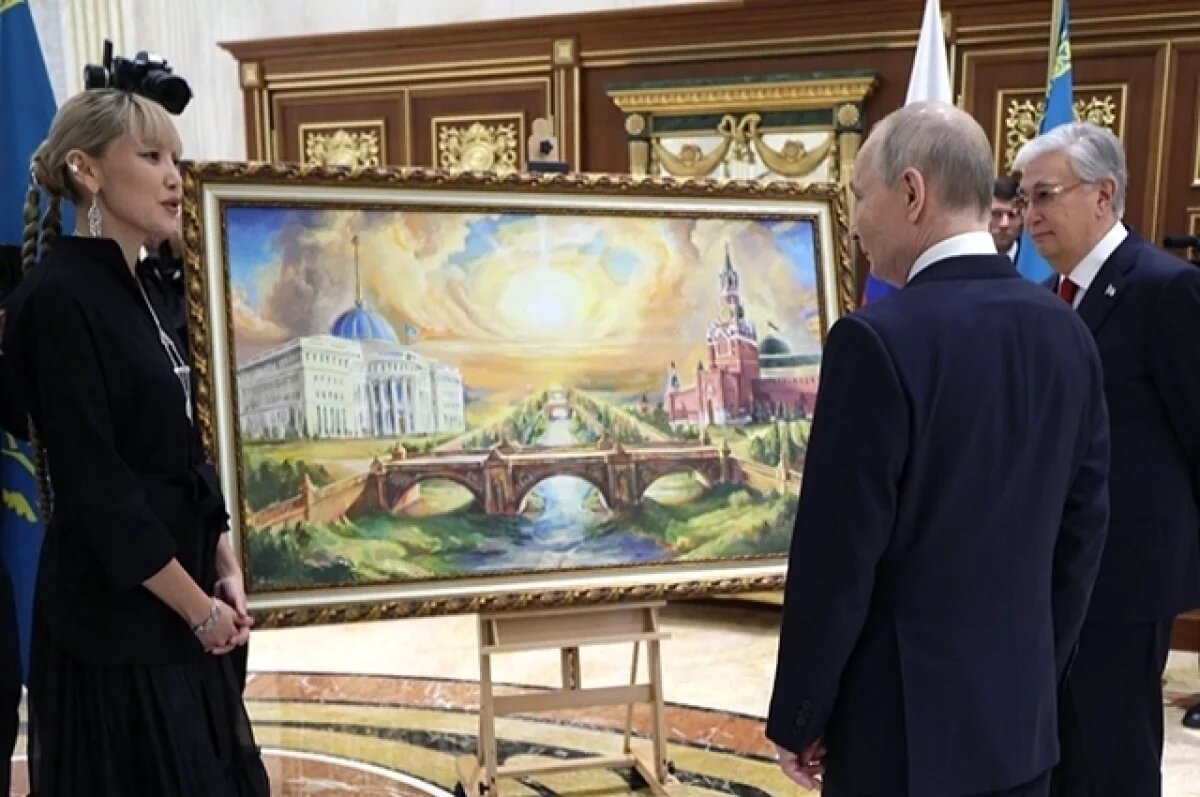    Художница Асель Сабыржанкызы, президент РФ Владимир Путин и президент Казахстана Касым-Жомарт Токаев.