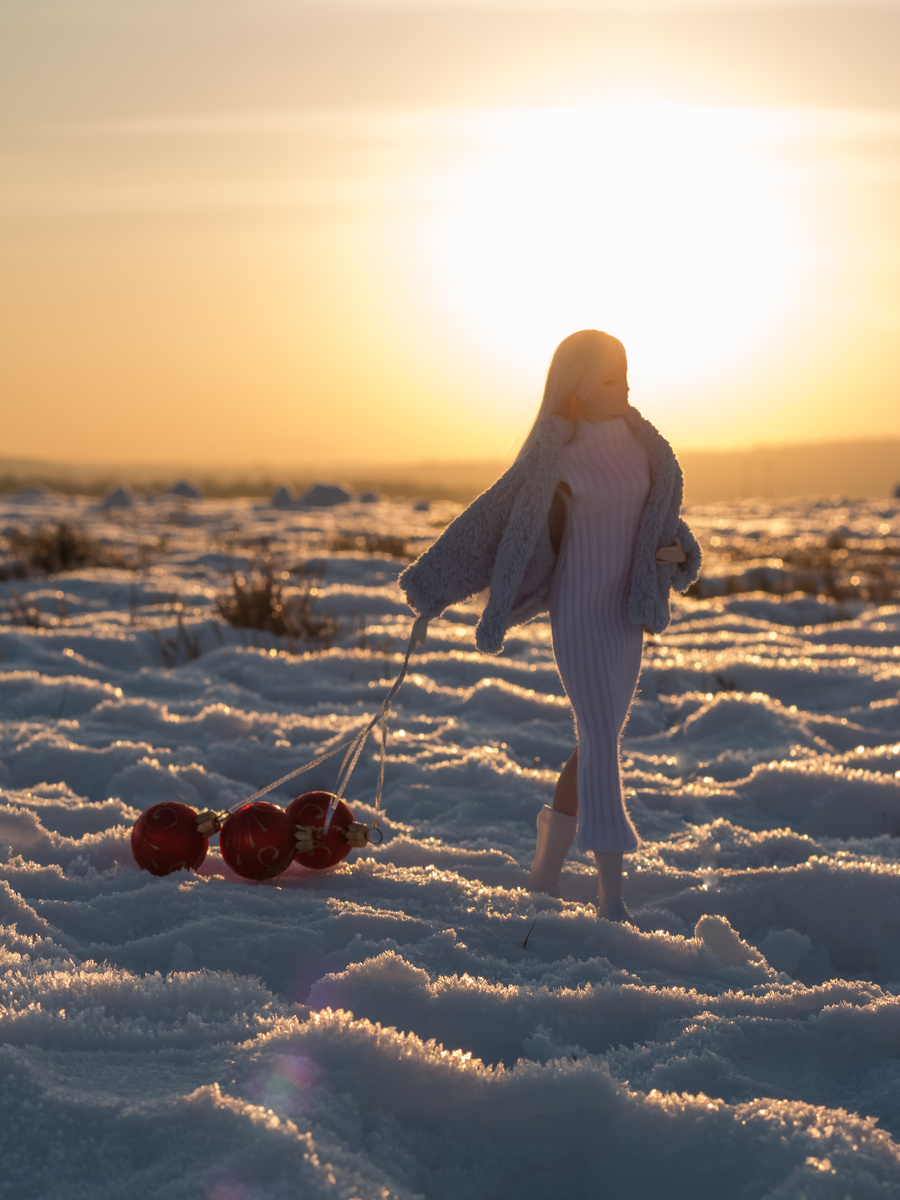 Нелегко было "идти" по снежной корке. Юля "уговорила" Викторию.