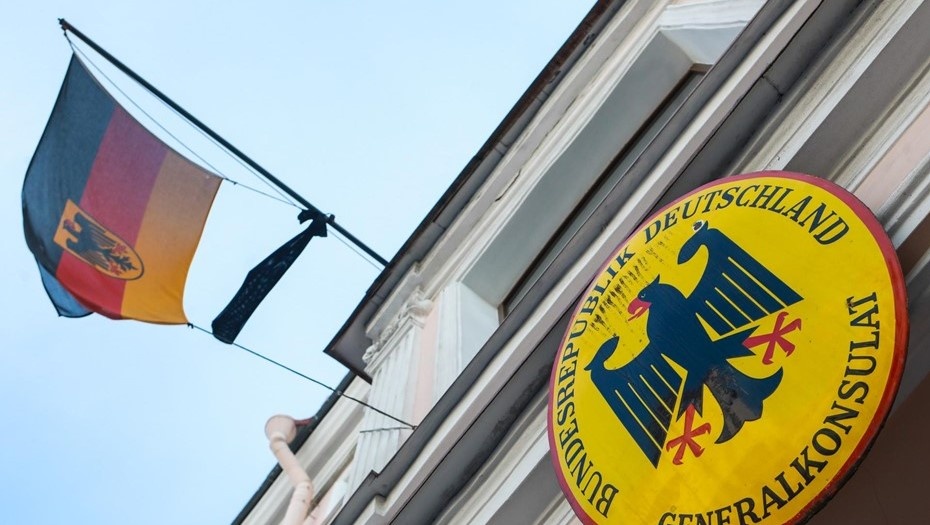    Здания Генеральных консульств иностранных государств на Фурштатсткой улице в Санкт-Петербурге.Флаг ФРГ на здании Генерального Консульства Федеративной Республики Германия. Автор фото: Сергей Коньков