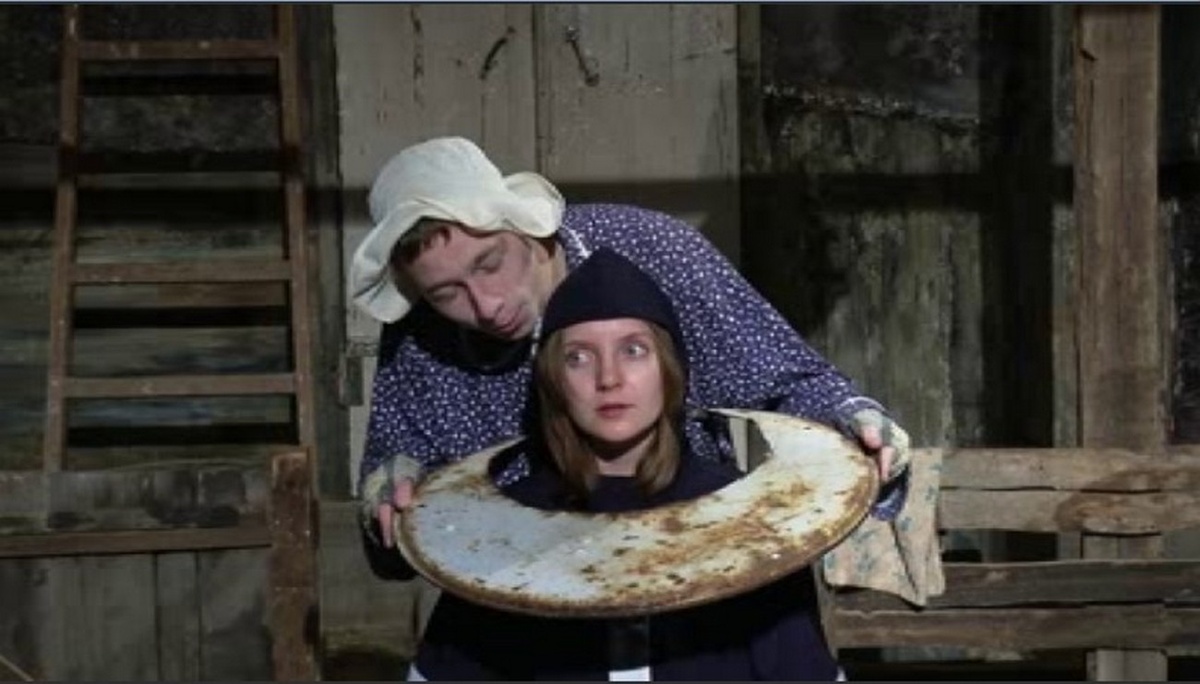    Курский Театр юного зрителя открывает юбилейный сезон премьерой спектакля "Сверху донизу"