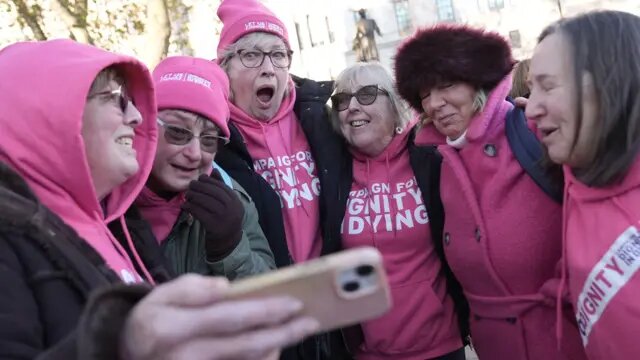 За закон об эвтаназии проголосовало 330, против — 275 членов парламентаАвтор фото,Stefan Rousseau/PA Wire