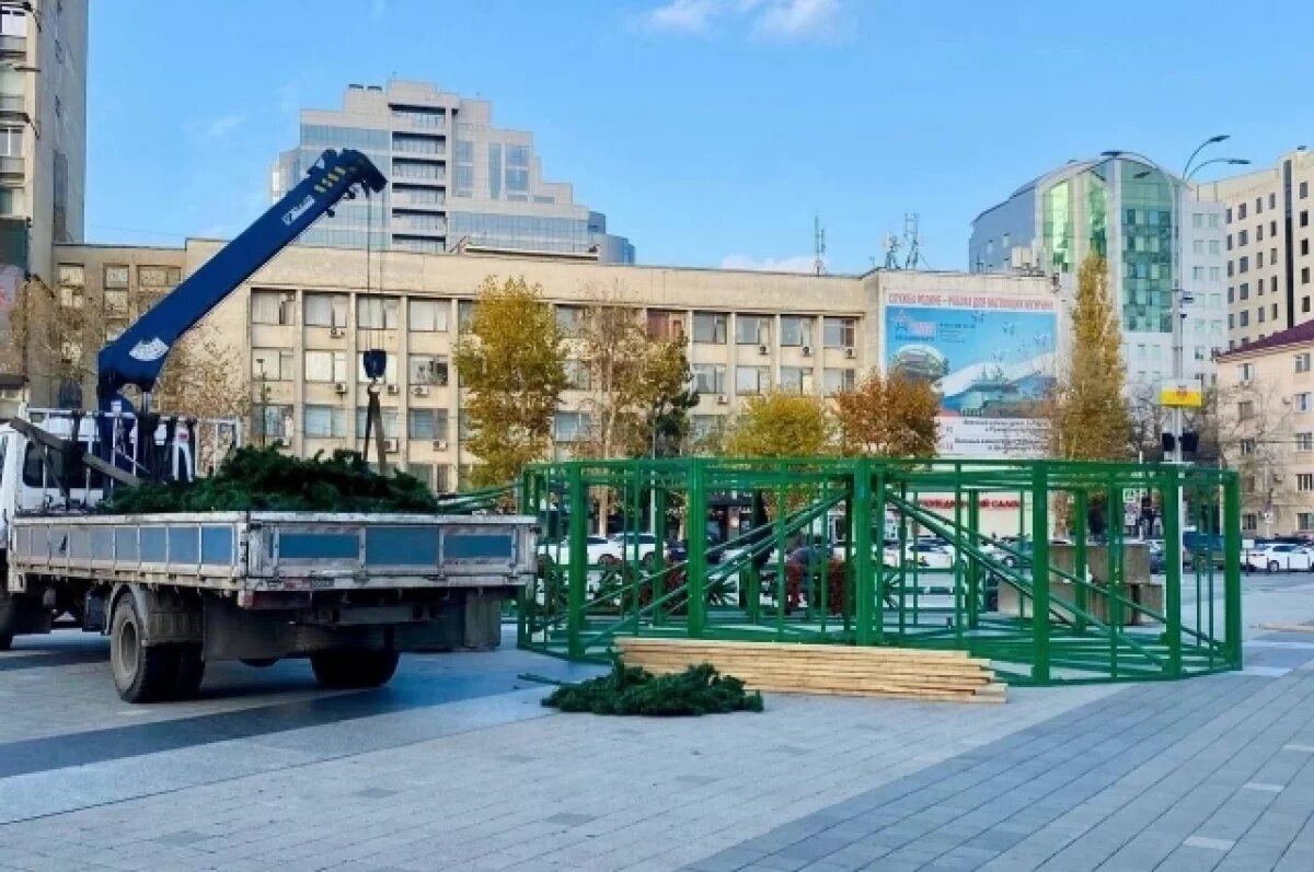    В Краснодаре устанавливают главную городскую елку высотой в 22 метра