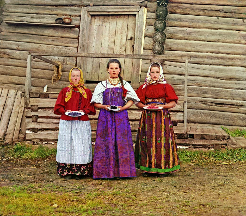 Молодые крестьянки недалеко от реки Шексна. 1909 год.