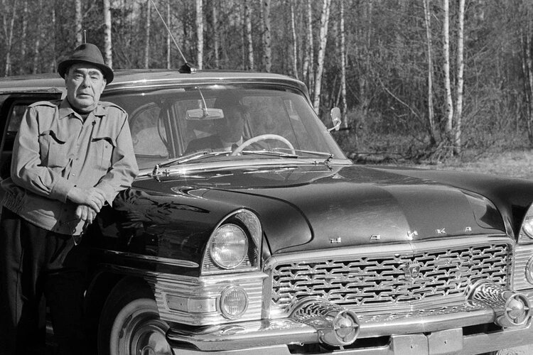 Ильич любил порулить до последних дней своей жизни. Его автопарк мог конкурировать с «конюшнями» арабских шейхов. Фото: Владимир Мусаэльян/ТАСС