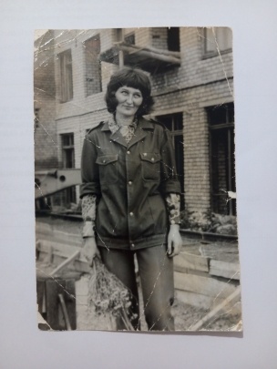 Несколько слов про жизненный опыт. Камалова Лале в стройотряде на строительстве Савальского сельскохозяйственного техникума.