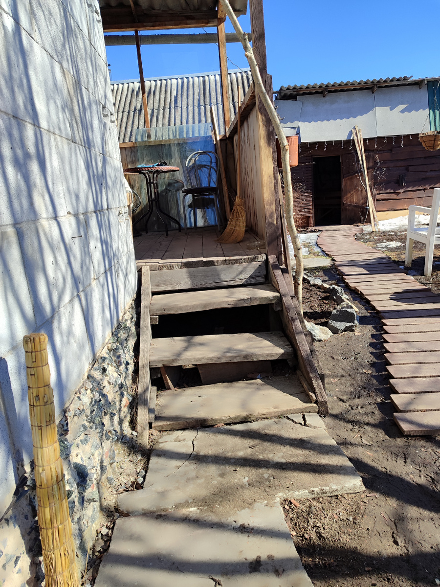 Веник старожила крыльца, безмолвный свидетель