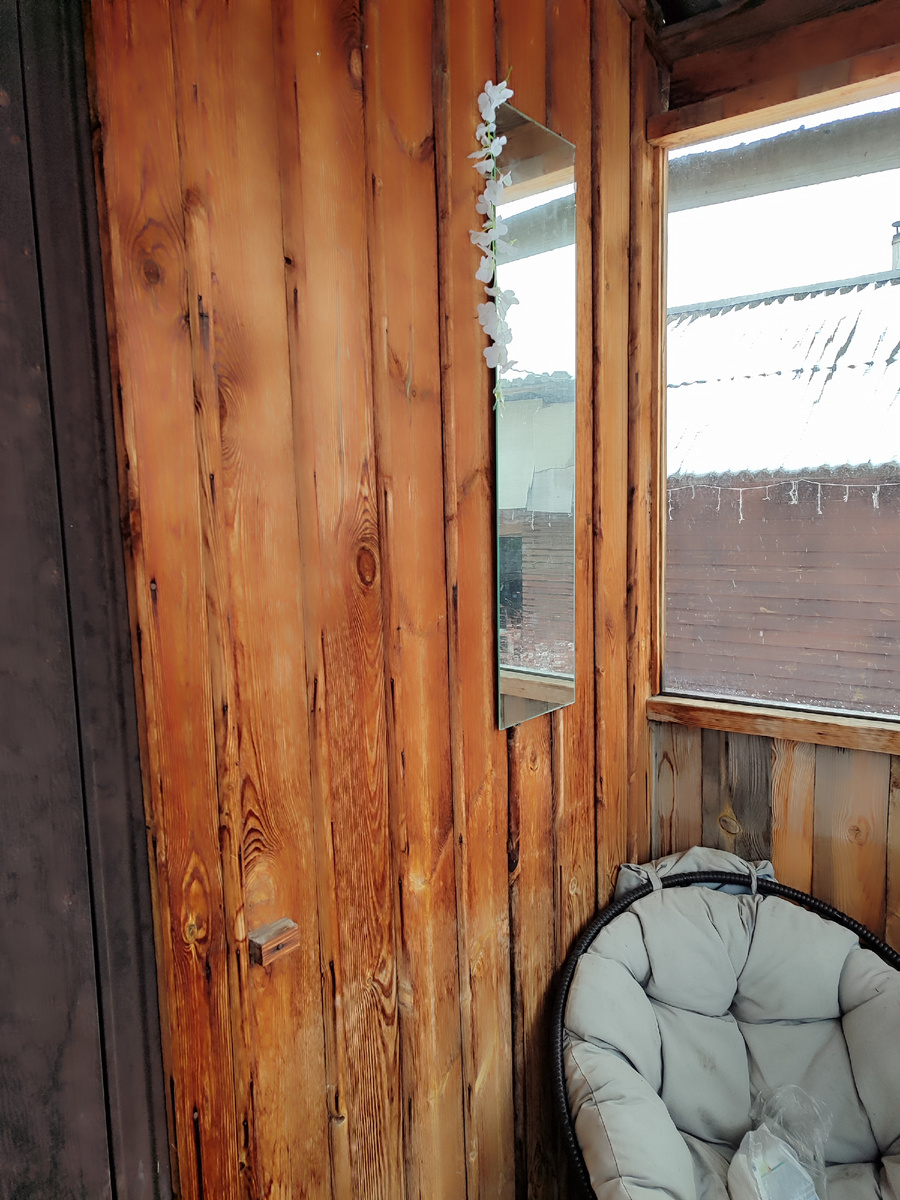 Зеркало на днях разбилось, к чему бы это? Я подозреваю, что вдребезги разбились мои печали и разочарования, туда им и дорога