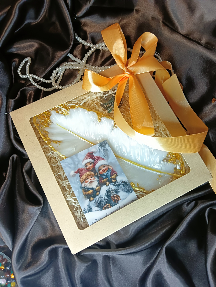 Перо , уже ожидает будущую хозяйку .