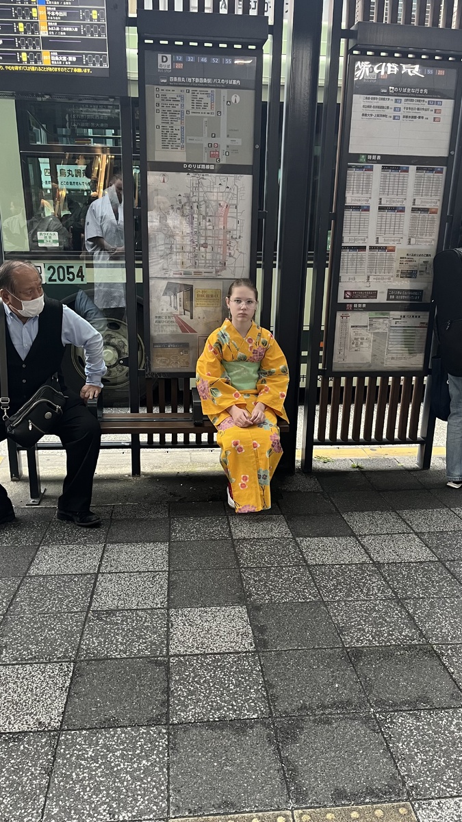 В кимоно на остановке автобусов