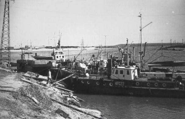У причала. Бардаковка. 1980-е годы. Фото А.Мясникова