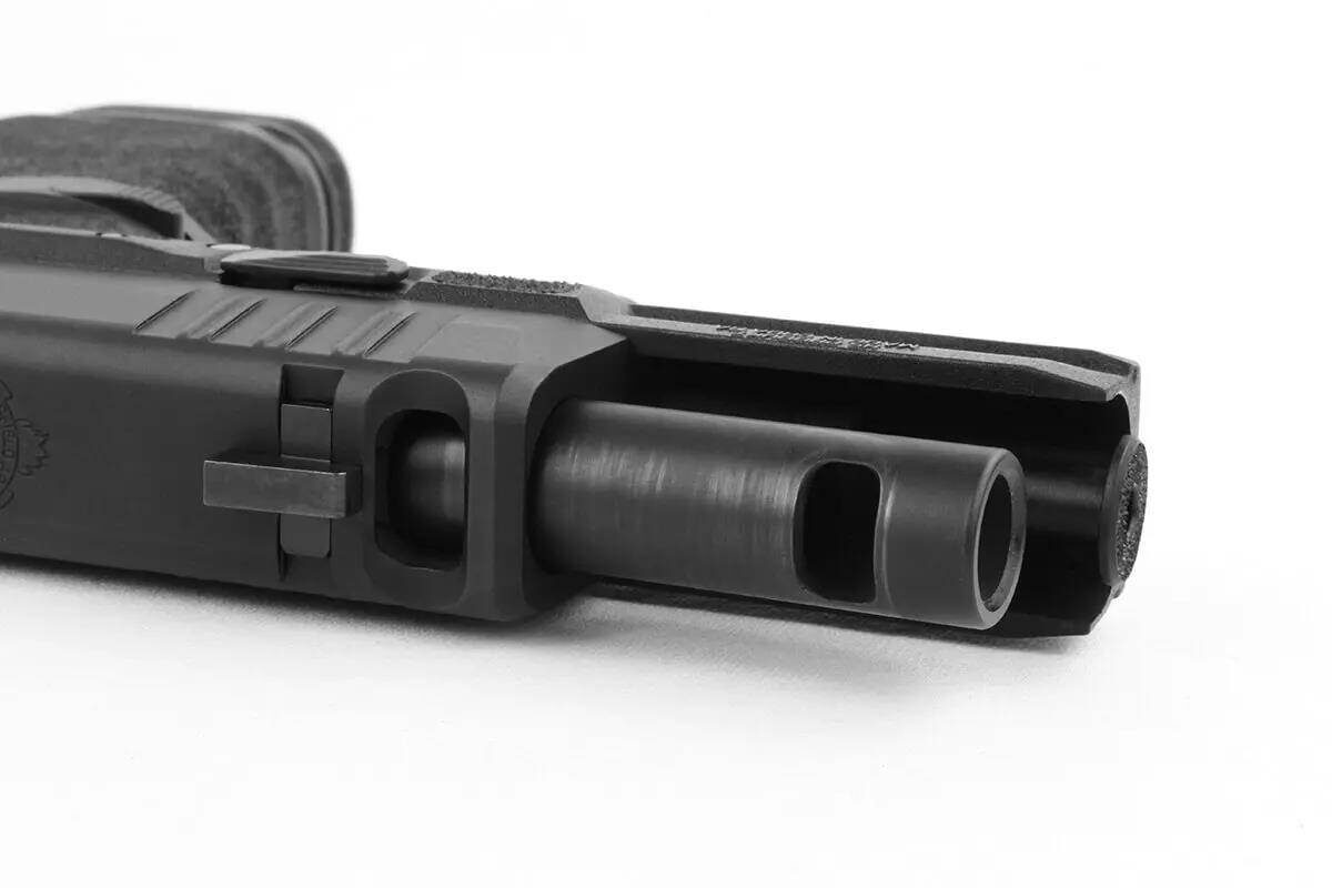 Hellcat Pro Comp OSP — это новая модель, которая выделяется перфорированным стволом и вырезом в затворе. Эти особенности направляют газы вверх, снижая отдачу и подброс оружия, при этом не увеличивая его размеры.