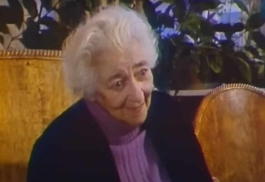 Фаина Раневская на кухне своей квартиры в Большом Палашевском переулке (Кадр из из последнего интервью актрисы в 1979 году).  