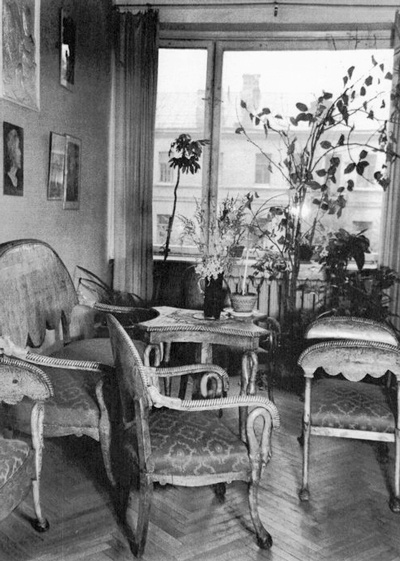 Уголовк для посиделок на кухне квартиры Фаины Раневской в Большом Палашевском переулке.