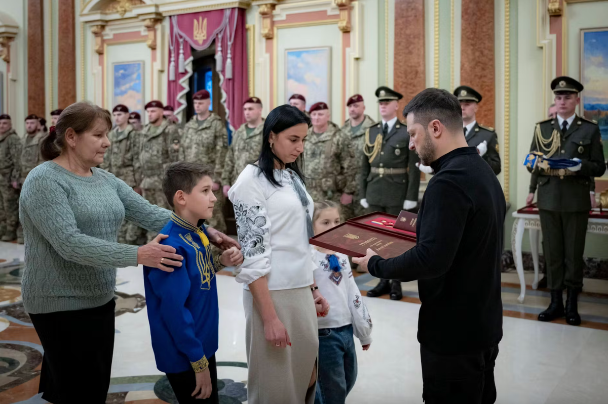 Президент Украины Владимир Зеленский принимает семьи погибших украинских солдат в Киеве © Bestimage/imago