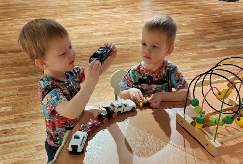 Собрали кучу машинок 