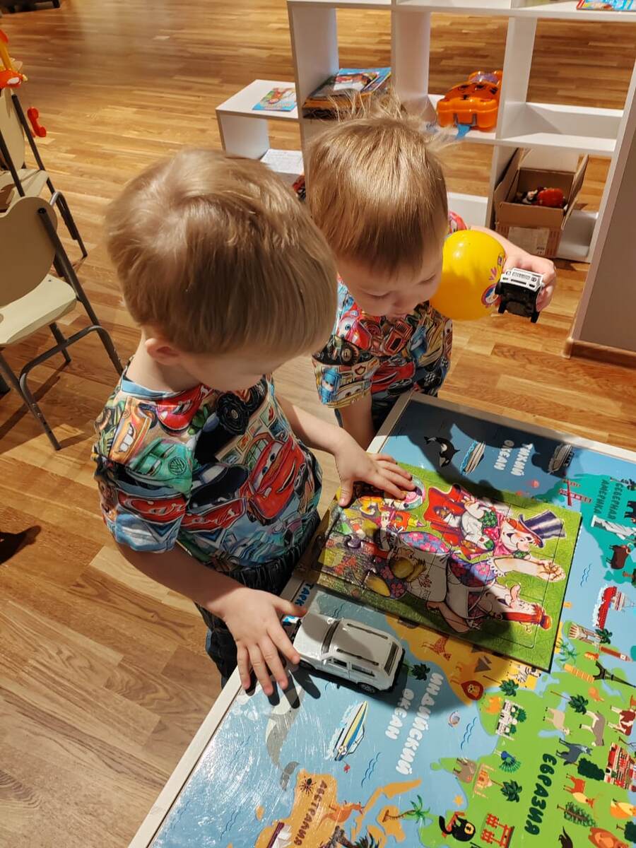 Рассматривают пазл "Малыш и Карлсон"