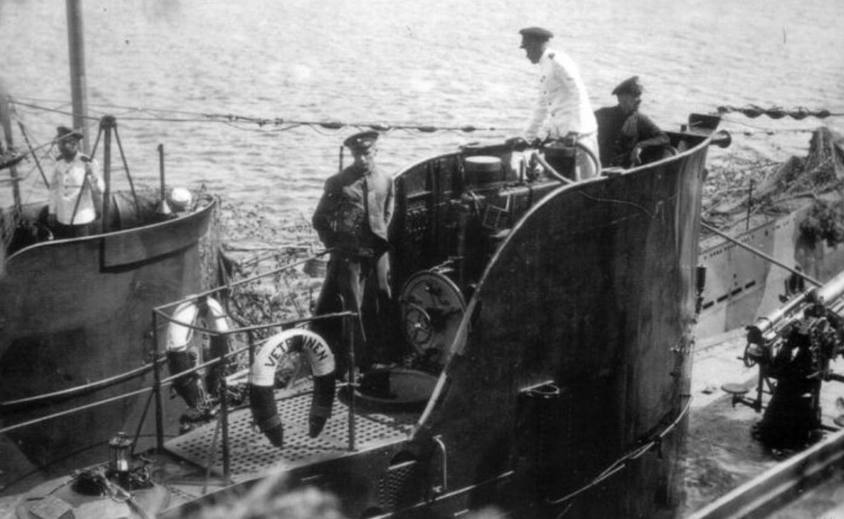 Финские подводные лодки "Весикко" (слева) и "Ветехинен" после начала войны с СССР в июле 1941 году