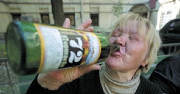 Так уж вышло, что Степан всю свою жизнь наблюдал, как пьёт его мать, как катится под откос её жизнь. Фото из интернета 