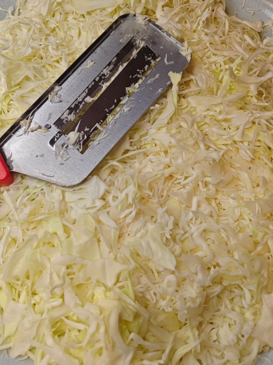 Капуста и нож для шинковки.