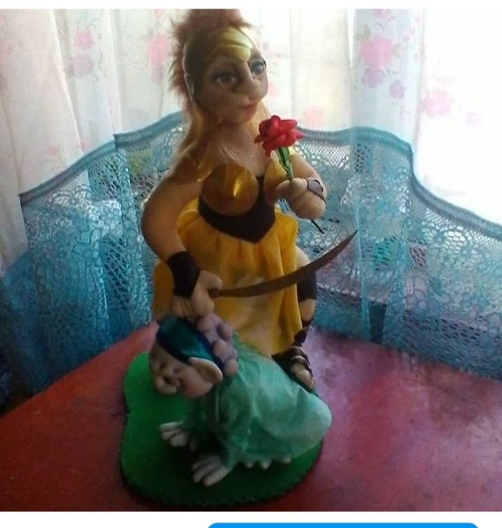 Это моя первая портретная кукла. И последний мой подарок Наташе. Эту куклу ,точнее композицию ,,Наталья воительница" я сшила когда Наташа карону подхватила.  Хотела подбодрить её и придать уверенности, что она справится.  У ног её сидит поверженая зараза! Его она и победила. Но к сожалению только его. 