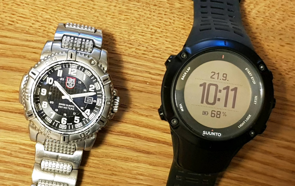 Часы Luminox XS.6252 и часы Suunto Ambit 3 Peak 