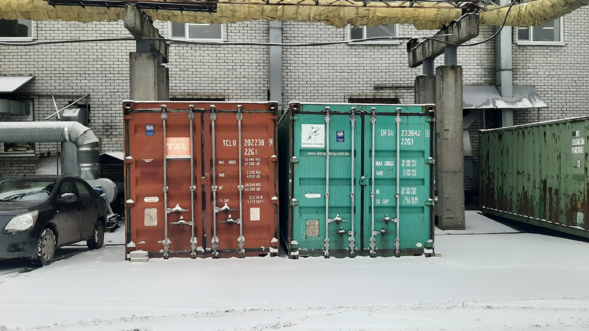 Двор фирмы. Морские контейнеры