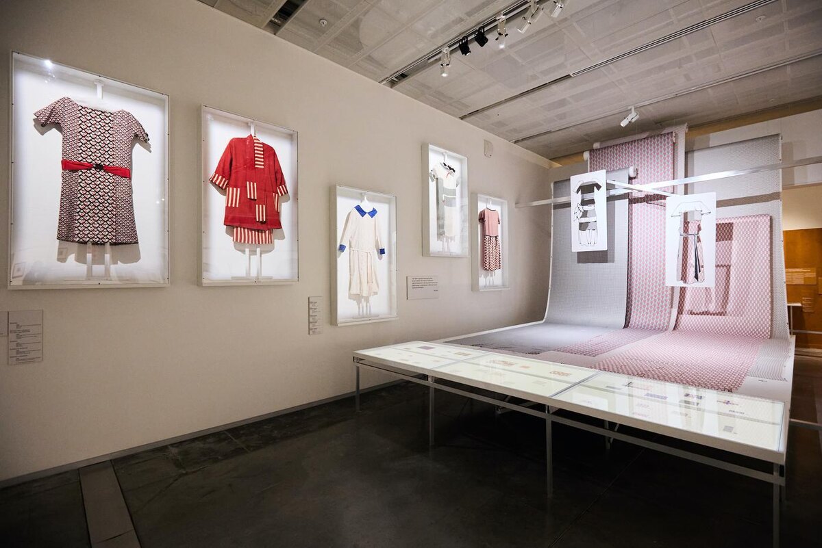 Экскизы, придуманные Любовью Поповой, стали источником вдохновения для самых известных брендов XX и XXI века. Еврейский музей и центр толрентност