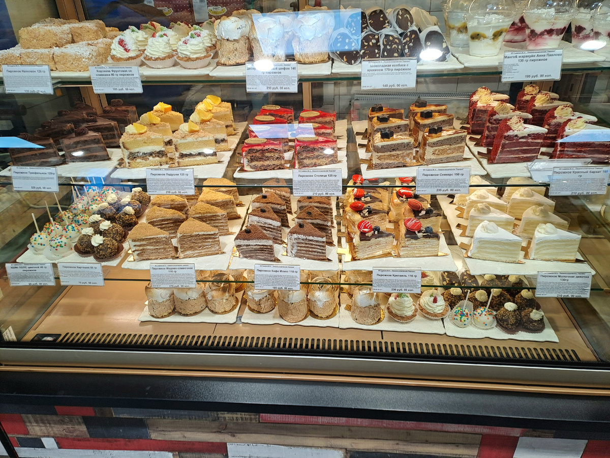 Витрина с пирожными.