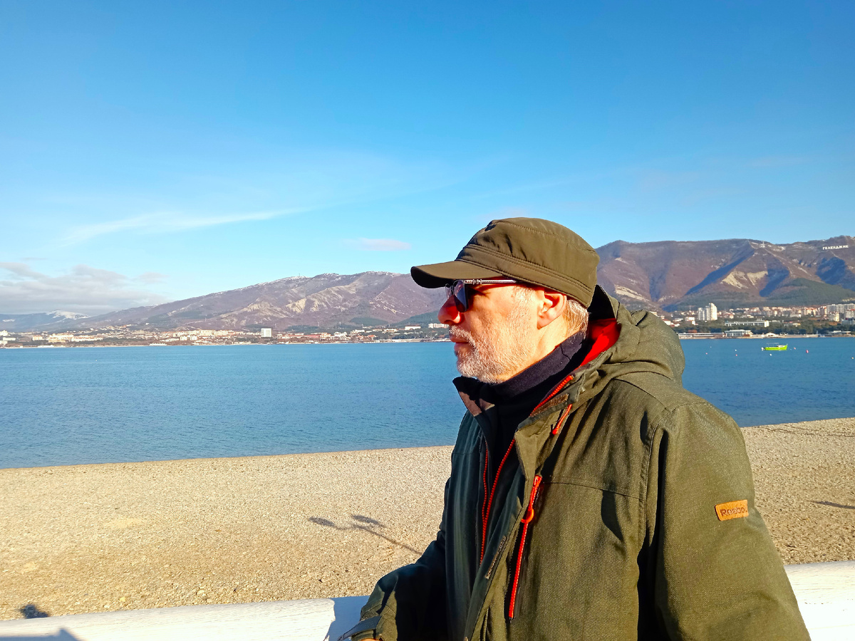 Михаил Лекс, автор рассказа, набережная Геленджика, Чёрное море, горы. Листайте вправо >>